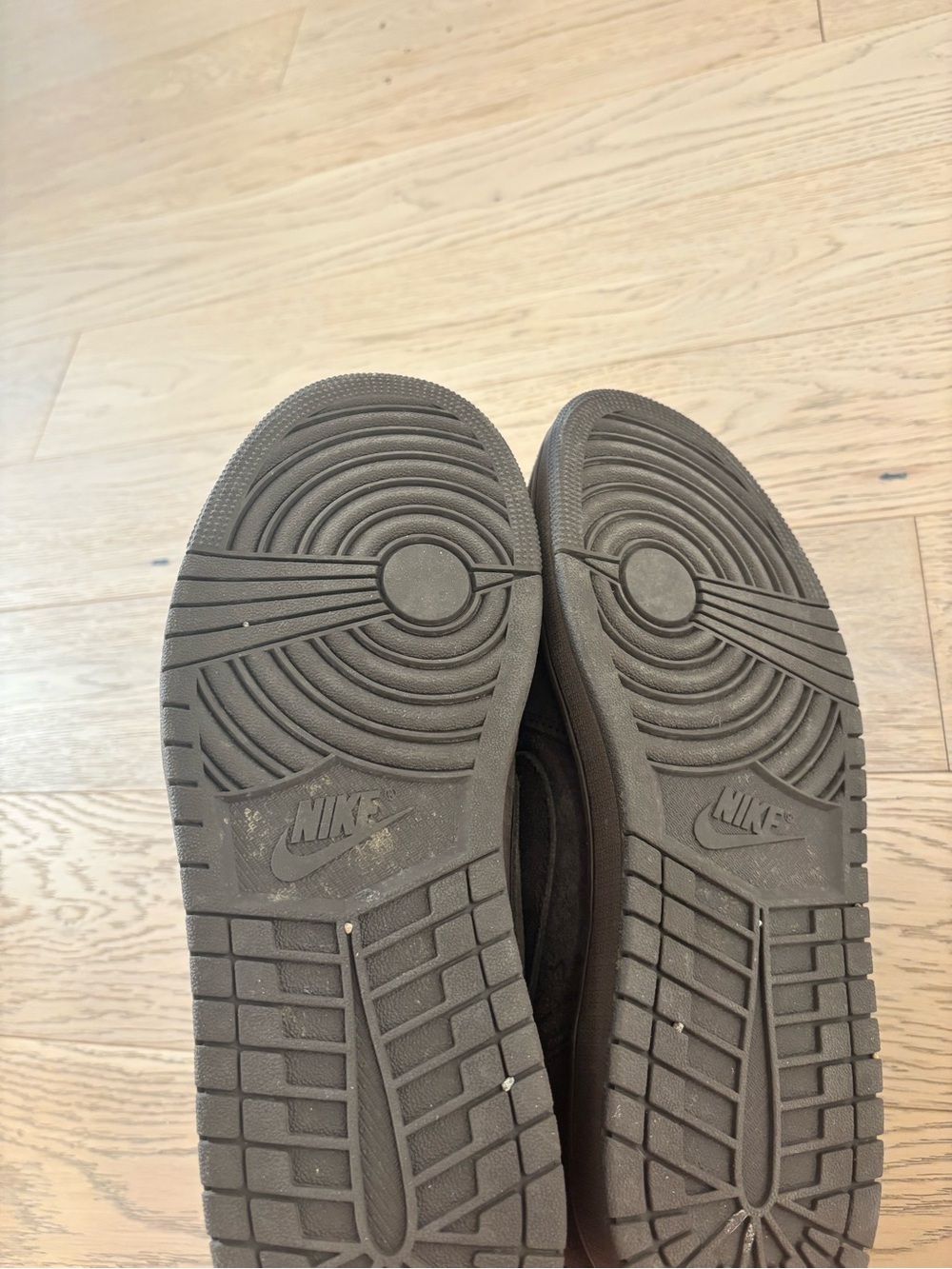 Nike Men’s Dark Brown Travis Scott Jordan 1 Low-Top Suede Sneakers - Picture 8 of 8